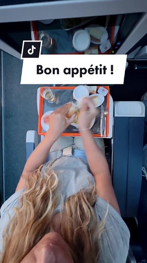 Une petite faim ? French bee vous propose plusieurs options à bord 🍴 🎬 @lesmoonwalkers #frenchbee #flyfrenchbee #pourtoi #airbus #a350 #airbuslovers #foodie #abord #onboard #airplanefood #flightfood