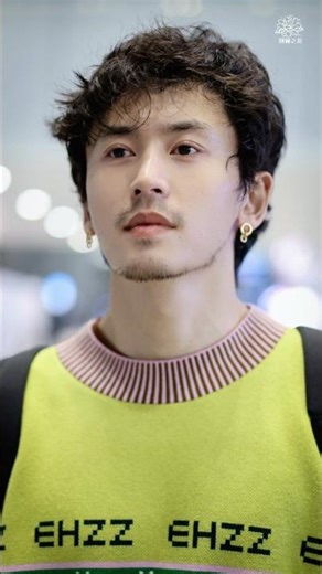 哲小胡子，我们家世首帅也太不在乎形象了😂 不过也是，他根本不需要靠脸吃饭，颜值是他身上最不值得一提的优点了😎 【20260114✈️】 #张哲瀚 #zhangzhehan