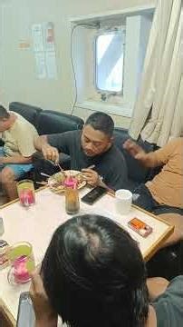 Mantap !! Makan besar abk crew kapal
