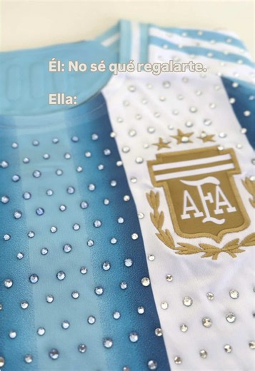 Tenemos el regalo perfecto para ella 🩵🤍🩵 Ésta no es sólo una camiseta Argentina. 🇦🇷 Es LA DIEZ 🤍 Ya disponible en nuestra tienda online🤍⭐️ #Argentina #futbolfemenino #CamisetaArgentina #ModaFemenina #mundial2026