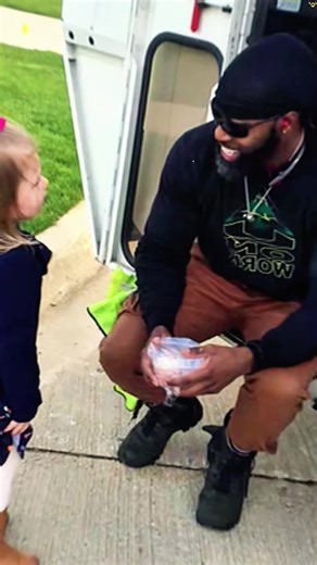 This little girl gave the garbage man a small cake, and a few months later he did something unexpected.#LearnOnTikTok#truestory #garbageman