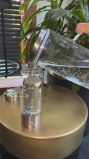 #FOHOW Hydrogen Water Bottle Hydrogen-enriched water helps neutralize harmful free radicals, slow aging, and boost metabolism and cell renewal from within. In just 5 minutes, the advanced SPE electrolysis technology transforms ordinary water into pure, antioxidant-rich hydrogen water 💦 https://www.fohow-uk.com/product-page/hydrogen-water-bottle | FOHOW UK