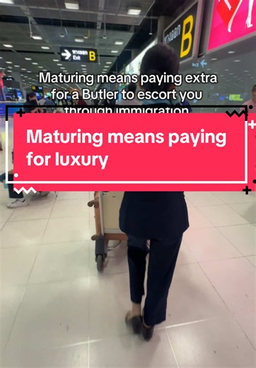Because why would I wait in line or push my own luggage 🤷🏾‍♀️ #airporthacks #traveltips #luxurytravel