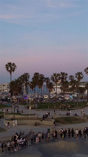 Boardwalk nights 🛹🌴🌆 #dronevideo #veniceskatepark #venicebeach #losangeles #california #venicebeachboardwalk #sunsetgram #sunsetvibes | Venice Beach Boardwalk