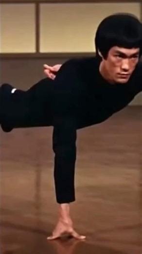 Bruce Lee performs a TWO-finger push-up with insane balance. 💪