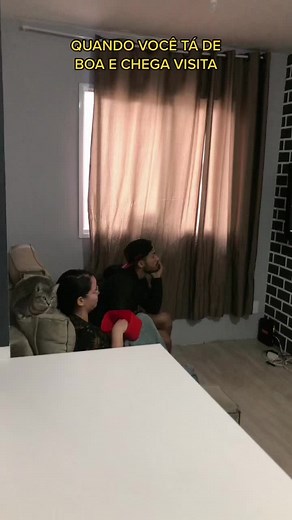 quando isso acontece, tem que fingir que nem ta em casa🤣🫣 #fy #funny #vaiprofycaramba #love #fypシ #esposa #marido #maridoemulher #casados #namorados #maridoemulheremcasa #pov #povsbr #iludido #visita #vizinho #filme #serie