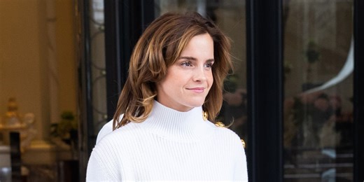 Emma Watson is herfstperfectie in een gebreide trui en mini-rok tijdens Milaan Fashion Week