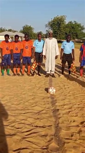 An buga Wasar karshe Kwallon Kafa karo na uku ta ‘Mazaba Goma Sha Daya (11) Ward dake garin Argungu’, tsakanin “Zazzagawa Rumbiki & Sarkawa“ yayin da ‘Zazzagawa Rumbiki suka samu nasar saka goal daya a cikin ragar Sarkawa (1-0) Wasar tana gudana ne a karkashin jagorancin Kwamishinan Muhali na Jaha Hon. Musa Muhammad Tungulawa (Sarkin Tudun Kabi) Yayin da Hon. Kansila Baraya Buhari ya wakilci “Hon Kwamishina awurin gudanar da wasar ya kuma nuna farin cikinsa yanda Matasa suka bada hadinkai da goy