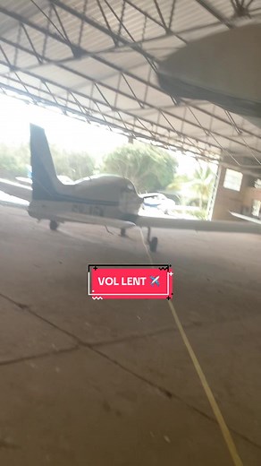 Le slow flight est une technique d'entraînement cruciale pour les pilotes, notamment pour améliorer leur maîtrise de l'avion à des vitesses proches du décrochage. Cela leur permet de développer une meilleure sensibilité aux commandes, d'affiner leurs compétences de vol à basse vitesse, et de se familiariser avec les réactions de l'avion dans des conditions critiques telles que l'approche et l'atterrissage. Ce type d'entraînement renforce également la confiance des pilotes dans leur capacité à ma