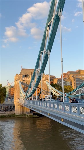 Crossing the iconic Tower Bridge — one of London’s must-see spots! #towerbridge #london #londra #londonwalk #iconiclondon #visitlondon #travellondon #londres #pov #londontour | Your Mate in London - Il tuo amico a Londra | Facebook