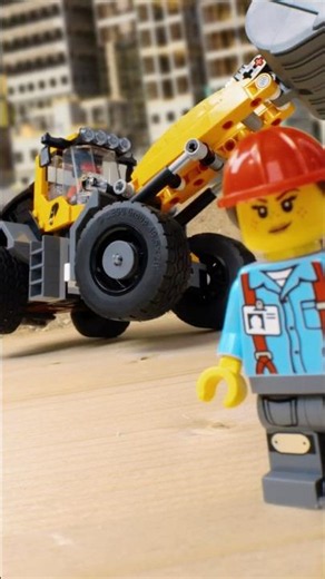 Construction crew OR dance crew?! 👷🕺#YourCityNoLimits #LEGO