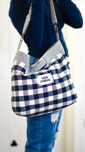 Este bolso es mucho más que un proyecto de costura. Es ese ratito para ti, para crear con calma y disfrutar cada puntada 🧵✨ Puedes llevarlo con correa larga o de mano con su correa corta, y hacerlo en el color que más vaya contigo. Lo bonito no es solo estrenarlo… es coserlo juntas.✂️ El tutorial está disponible gratis en nuestro canal de YouTube, “Needlework by Ana Design” ♥️ Y si quieres hacerlo tal cual lo ves, todos los materiales —lotes de telas, anclajes, mosquetones y etiquetas bordadas—