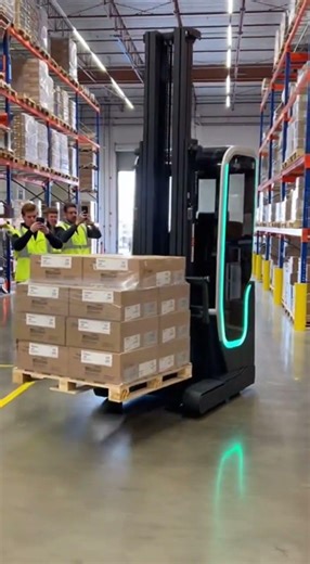 Robot Forklift Mastery in Action