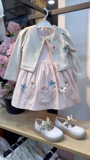 Très belle robe fillette 👧🎀 2 pièces Taille : 2 ans jusqu’à 5 ans Prix 🥇 : 4700 Da Livraison 🚚 disponible 58 wilayas Commande sur WhatsApp Numéro : 0770548844 Soyez les bienvenus 🫶 | Vêtements bébé de marque et pas chers .