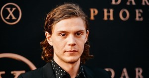 See Evan Peters in Costume as Jeffrey Dahmer for Netflix Show 'Monster'