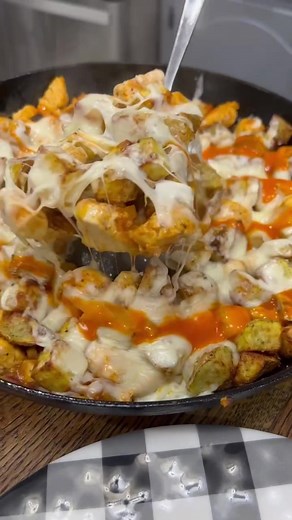 Cheap and Easy Buffalo Chicken Skillet 🔥 Recipe in the comments #chickenrecipes #chicken #buffalochicken #onepanmeal #recipes #food #easyrecipes | Cookinginthemidwest