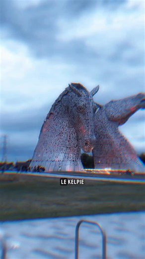 Tom À L'aventure on Instagram: "Les Kelpies font partie des créatures les plus terrifiantes du folklore écossais. Décrits comme des chevaux surnaturels vivant près des rivières et des lacs, ils séduisaient les voyageurs avant de les entraîner dans les profondeurs. Ces statues monumentales, situées à Falkirk en Écosse, rendent hommage à cette légende ancienne… mais leur regard semble encore vivant. 👉 Tu connaissais cette créature avant cette vidéo ? #Kelpie #MythologieÉcossaise #Légendes #Folklo
