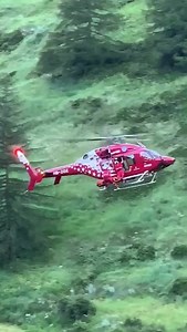 Am Wochenende waren die Helikopter der Air Zermatt viel im Einsatz. Anbei einer der letzten Rettungseinsätze von gestern. 🚁 | Air Zermatt AG