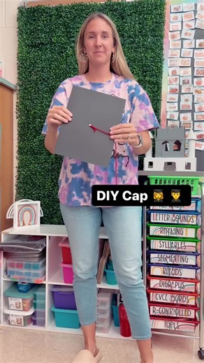 DIY graduation cap because we are balling on a teachers budget 💵 #endoftheyeargifts #endoftheyear #kindergartenteacher #kindergartengraduation #kindergartengifts