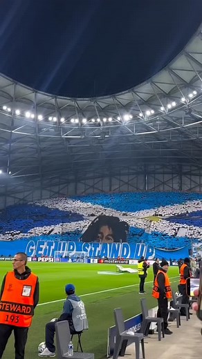 Homenaje de la afición del Olímpique de Marsella a Bob Marley 💚💛❤️ | RADIO 100% PURO REGGAE