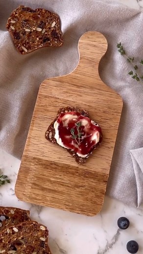 What are you bringing to Thanksgiving? I’m bringing this easy 10 second appetizer!! Ready, set, GO!! 🏁 •Fig cracker •Cream cheese •Jam •Thyme 🌱 #easyappetizers #thanksgivingrecipes #simplerecipes #easyrecipes #cheeseboard #cheeserecipes #Thanksgiving #recipereels #reels #Thanksgiving2025 #Holidays #appetizer | WildSalt Studio