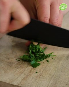 We *herb* you're having trouble slicing herbs. Enter 👉🏼these two tricks that'll save you time (and won't sacrifice your fingers!) For more kitchen tricks, we've got you ›› http://bit.ly/2UKI1Os #Fresh | HelloFresh