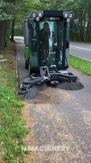 This Street Sweeper Cleans Roads With Incredible Precision! 🤯🧹