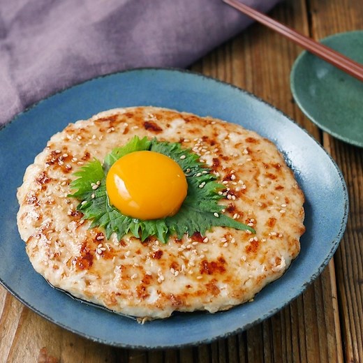 macaroni（マカロニ） on Instagram: "成形いらずで簡単🙌「#鶏むね月見つくね」このレシピのポイントは↓の投稿文をチェックしてくださいね✨ ---------------------------------- ✍️このレシピのポイントは… ✔️ビッグサイズが嬉しい！大きな月見つくね🐥 ✔️鶏むね肉を使ってボリュームたっぷり💕 ✔️成形いらずで時短に！◎ 過去に投稿したレシピの中から⁠ 特に人気のあったレシピ動画を再度お届けしています🙌⁠ ---------------------------------- ■調理時間：20分 ■材料（2〜3人分) ・鶏むね肉：1枚(300g) ・長ねぎ：1/2本（40g） ・しょうが（すりおろし）：小さじ1杯 ・酒：小さじ1杯 ・味付塩こしょう：少々 ・片栗粉：大さじ1杯 ・卵白：1個 ・a.酒：小さじ1杯 ・a. みりん：大さじ1杯 ・a.砂糖：小さじ1杯 ・a. しょうゆ：大さじ1杯 ・サラダ油：小さじ2杯 ＜トッピング＞ ・大葉：1枚 ・白いりごま：適量 ・卵黄：1個 ■下ごしらえ ・長ねぎはみじん切りにします。 ■作