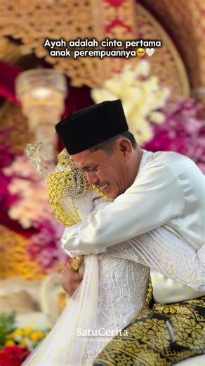 Wedding/Event Content Creator Dumai on Instagram: "Cinta pertama bagi seorang anak perempuan adalah ayahnya 🤍 WO : @as88.event Mua & Dekorasi : @titindona19 @titindonakebaya FG : @eepho28 @ekykie Henna : @antyhenadumai Balon helium : @gerai_88dumai Cake : @ratri_cake Undangan : @may_galleridumai Blower : @sj_blower Vidio 360 : @playbooth360dumai WCC : @satucerita.our #weddingcontentcreator #wccdumai #contentcreatordumai"