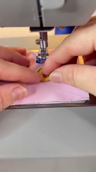 HOW TO SEW ON A BUTTON ON A SINGER HEAVY DUTY SEWING MACHINE FOR BEGINNERS. #sewing #diy