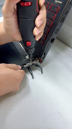 153K views · 1.1K reactions | ភ្ញៀវ: បង Laptop បាក់ជើង, ធ្វើបានលូវអត់? #technology #tips #hinge #repair | ឃី តិច កុំព្យូទ័រ Key Tech Computer | Facebook