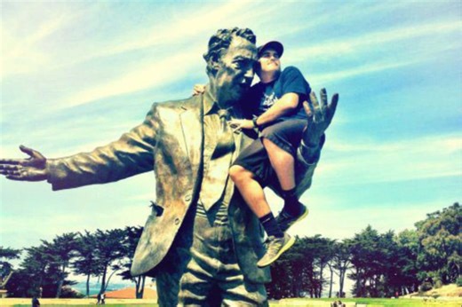 Hilarious photos of people posing with statues
