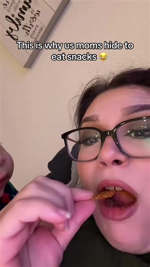 That’s his snack 😂 @itgirl (🎥:@chelssseaa13) | Snack