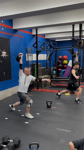 SSC FITNESS on Instagram: "Wed, Jan 28 - Group Class @ 9:00 PM The leg day!! Kettlebell workout 三昧‼︎ A) Deadlift 5/3/1 Week 3 B) 2set 1: 15 Sumo stance Barbell Good morning@31X1 2: 1min Amrap Narrow stance AirSquat rest 2min C) For time *12min Cap 50 Single KB reverse lunge step (25/25 each hand) 30 Hand release Push up 40 GB Hold reverse Lunge step 30 Hand release Push up 20 Single Arm OH reverse Lunge (10/10) 30 Hand release Push up ＊KB 24/16kg #crossfit sscfitness crossfitsschiragishi #fitnes