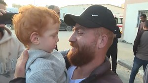 Ouders na jaren herenigd met hun peuters: 'Ik kan het niet geloven'