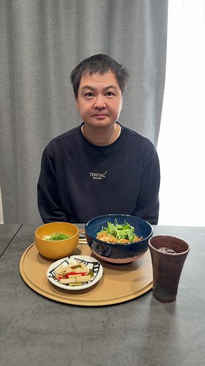 朝ごはんの親子丼を楽しむ
