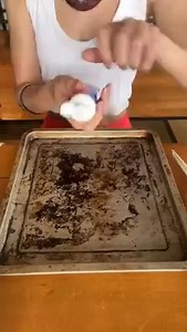 She cleans her pan with toothpaste and coke! 😲(Amazing cleaning hack) 🎬 This video was produced by Network Media and Leon & LaCongo | Fix and Feast