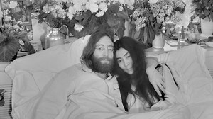 1 air deux familles : Quand John Lennon s'inspire d'une chanson scout pour 'This is Christmas' - RTBF Actus