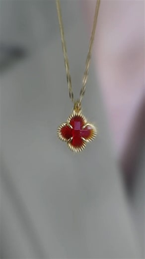 Stylish Necklace Trends for Gifts