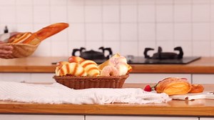 8pcs Artificial Bread Set, Realistic Fake Food for Display, Fake Bread for Decoration, Creative Staging Props, Includes Faux Croissant, Dessert, Baguette and Hotdog