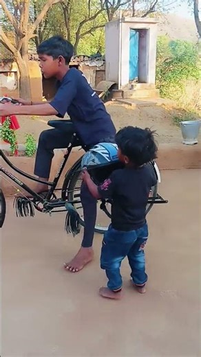 papa mujhe bhi sath me le chalo 😂🤣