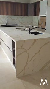 ¡Embellece tu espacio con la majestuosidad del cuarzo Calacatta Gold! ✨ Con su exquisita veta dorada sobre un fondo blanco, este cuarzo ofrece una elegancia sin igual, ideal para resaltar tus interiores con un toque de lujo y sofisticación. 💫 Transforma tu cocina, baño o cualquier otro espacio con la belleza eterna del Calacatta Gold. 💎 ¡APROVECHA LA PROMOCIÓN DE ESTE MES DE INSTALACIÓN GRATIS! ¡Cotiza fácilmente a través de WhatsApp! 📲 📞462 340 3404 . . . #fabricacion #cuarzo #calacattagold