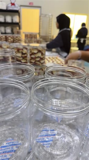 Aifa Ayob on Instagram: "Strawberi ke blueberry ??? #Framevozen Kenari kami sentiasa Sold OUT ‼️ . Antara cookies TOP kami . Lapisan blueberry yg premium & di hias dengan meringue diatas serta taburan kepingan badam ! Makan sekali tak cukup 😝 . Antara cookies paling banyak yg di order oleh client OEM kami . Terima kasih❤️💋🕊️ . #cookies #jenamasendiri #biskutraya"