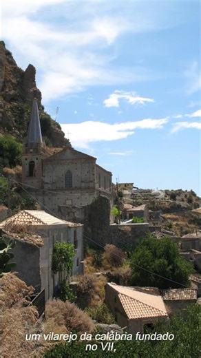 Pentidattilo: a cidade que um massacre esvaziou e o tempo está engolindo