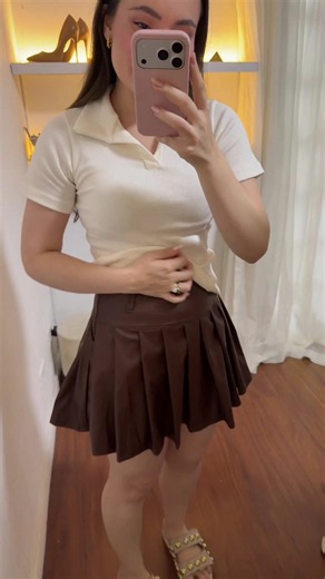 Saia curta plissada em couro sintético com estética gringa college e modelagem evasê que valoriza a silhueta com muito estilo. Possui cintura alta estruturada, pregas largas e acabamento sofisticado perfeito para looks fashionistas, modernos e elegantes. saia plissada feminina, saia couro feminina, saia college feminina, saia gringa feminina, saia colegial feminina, saia curta feminina, saia evasê feminina, saia cintura alta feminina, saia blogueira, saia moderna feminina, saia fashion feminina,
