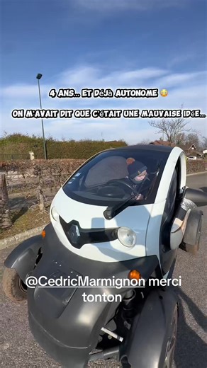 @rpm.racing.off Pour ses 4 ans, mon fils rêvait d’une voiture… Un petit Twizy rien qu’à lui, pour faire comme papa 🥹 Merci @Cedric Marmignon pour ce cadeaux Les premières minutes étaient parfaites… trop parfaites. Fier, ému, je le laisse avancer doucement… Je pose le téléphone 2 secondes… Et là tout part en vrille. Mauvais pilote, mauvaise trajectoire, panique totale. Résultat : premier anniversaire en mode rallye agricole 🚜💥 Je crois qu’on va attendre encore un peu pour la version 2.0 😅 Qui