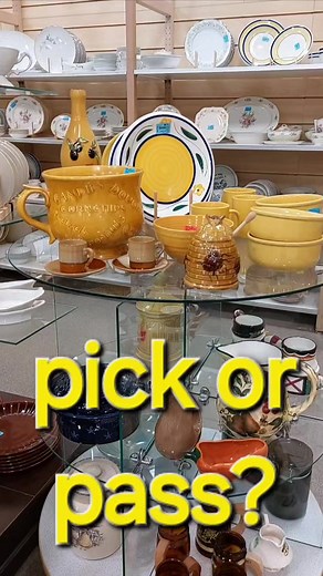 Super cute vintage honey pot with a dipper, I am not sure that the dipper is original. #thriftstorefinds #thrifting #vintagedecor #VintageStyle #homedecor #cottagecore | Art GaLaur Vintage Co