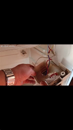 แชร์ประสบการณ์ในการเช็คซ่อมตู้เย็น ซิงเกอร์รุ่นเก่า เครื่องไม่ทำงาน เช็คสาเหตุแล้วเกิดจาก เทอร์โมสตัทเสีย เทอร์โมสตัท ทำหน้าที่เป็นสวิตซ์ปิด/เปิด และทำหน้าที่ควบคุมอุณหภูมิ ภายในตู้เย็น จึงได้แกะถอด เทอร์โมสตัท ออกมาเพื่อนำไปเทียบซื้ออะไหล่ จากร้านขายอะไหล่เครื่องใช้ไฟฟ้าโดยตรง ซึ้งต้องซื้อให้ตรงรุ่น ตามสเป็คเดิม | สองสิงห์ Modify