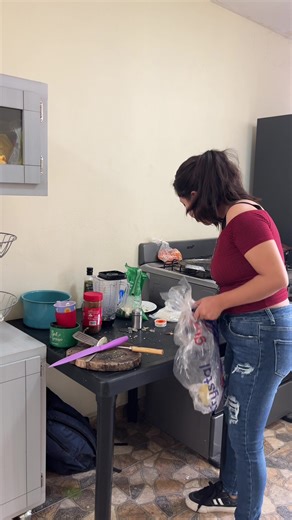 Limpiando la cocina de mi casa en Infonavit