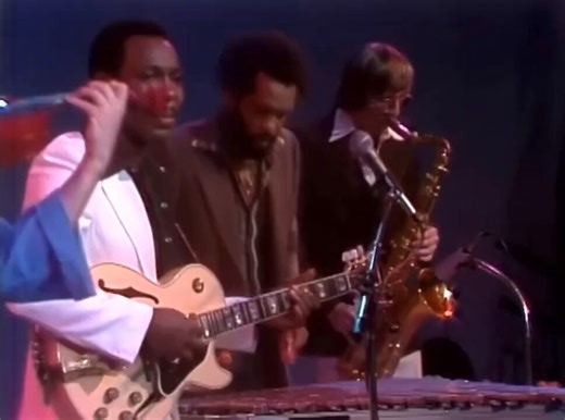 Pour moi un des meilleurs line-up de l'histoire. Benson à la guitare, Upchurch à la basse, Harvey Mason aux drums, Klemmer au sax, Jean Luc Ponty au violon, Roy Ayers au xylo et Herbie aux claviers pour son classique "Chameleon" en 1977...super wowzer😍🔥
